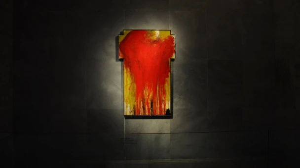 Blick auf ein Wandgemälde auf schwarzem Hintergrund  im Arnulf Rainer Museum.