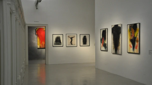 Ausstellungsraum mit Wandgemälden im Arnulf Rainer Museum.