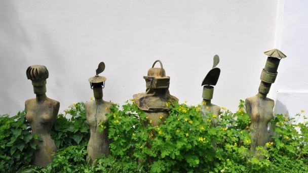 Blick auf drei Skulpturen aus Metall im Ausstellungshaus Spoerri.
