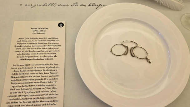 Blick auf ein Teller mit Brille und Schriftstück zu Anton Schindler