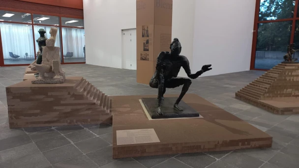 Blick in den Ausstellungsbereich mit Skulpturen im belvedere21.