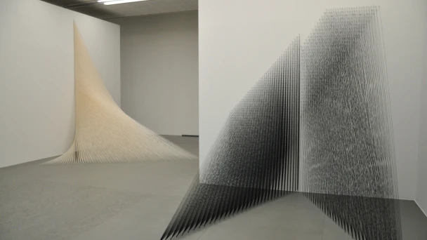 Blick auf eine weiß-schwarze Kunstinstallation im Belvedere 21.