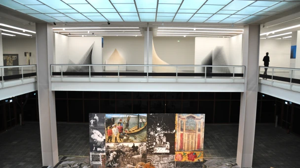 Blick in den Ausstellungsraum mit Gemälden im Belvedere 21