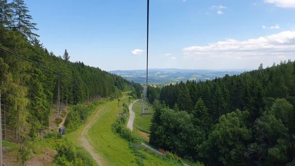 Blick vom Sessellift ins grüne Tal.