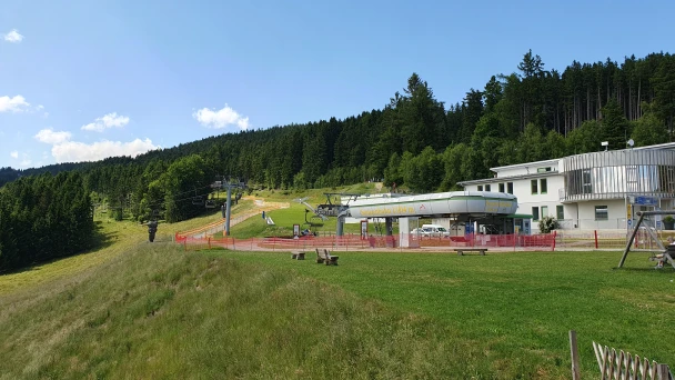 Blick auf die Talstation des Sesselliftes der Erlebnisalm Mönichkirchen.