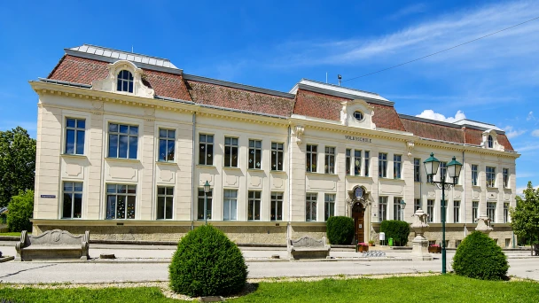 Die Volksschule in Berndorf mit ihren Stilklassen in der Außenansicht.