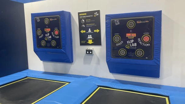 Blick auf zwei Trampoline mit Bildschirmen zur Messung der Reaktion.
