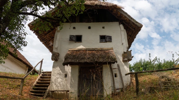 Ein altes Haus aus Lehm im Freilichtmuseum Ensemble Gerersdorf.