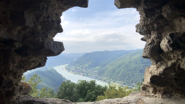 Blick durch einen Felsenspalt auf die Donau.