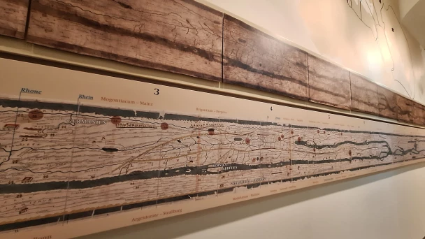 Einblicke in das Papyrusmuseum mit alten Schriften.