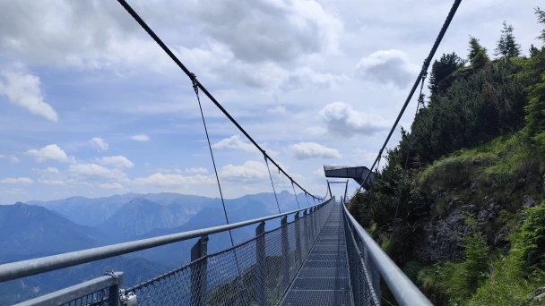 Blick über die Hängebrücke am Gipfel des Hochkar.