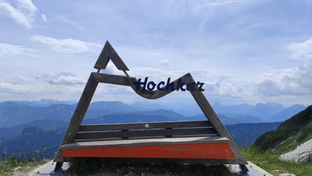 Blick durch einen Rahmen auf das Bergpanorama vom Hochkar aus.