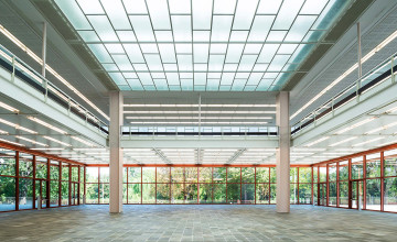 Blick auf die leeren, hellen Räumlichkeiten des Belvedere 21