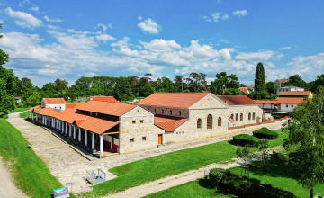 Blick aus der Vogelperspektve auf die historischen Gebäude der Römerstadt Carnuntum