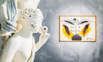 Blick auf eine Skulptur und ein Bild im Arnulf Rainer Museum.