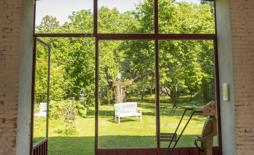 Blick in den grünen Garten vom Ausstellungshaus Spoerri