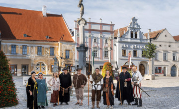Gruppenfoto von mittelalterlich gekleideten Personen, die am Hauptplatz in Eggenburg stehen.