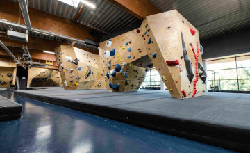 Freistehendes Boulderelement, das auf allen Seiten beklettert werden kann.