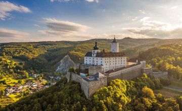 Blick von weitem auf das prachtvolle Schloss Esterhazy hoch oben am Berg in herbstlicher Abendsonne