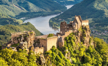 Die Burgruine Aggstein thront mit ihren herrschaftlichen Türmen über der Donau