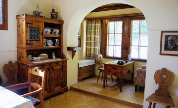 Blick in einen Museumsraum mit verschiedenen Küchen- und Esszimmermöbeln aus Holz.