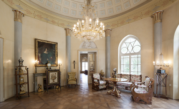 Blick in die Räumlichkeiten des Schlössel, das die altehrwürdigen originalgetreuen Möbelstücke in den prunkvollen Räumen zeigt