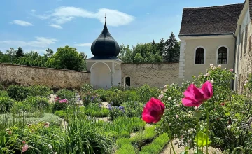 Blick auf den Garten der Kartause Mauerbach mit Teilen der Kartause im Hintergrund.