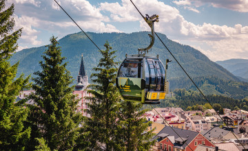 Blick auf eine Gondel der Bürgeralpe. Im Hintergrund sieht man Mariazell