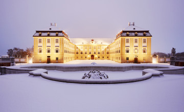 Blick auf das verschneite und beleuchtete Schloss Hof.