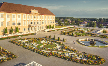 Blick auf das Schloss Hof mit dem idyllischen Schlossgarten, in welchem verschieden Pflanzen zu sehen sind