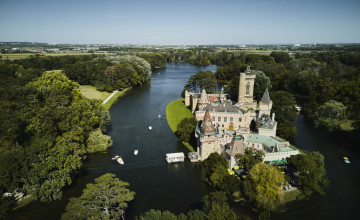Drohnenaufnahme vom Schloss Laxenburg und den Schlosspark.