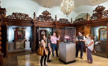 Blick auf eine Führung in einem Raum im Stift Klosterneuburg.
