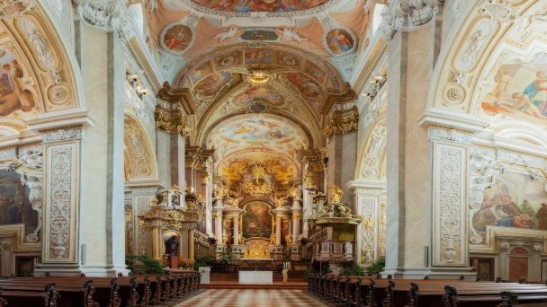 Blick in die Stiftskirche vom Stift Klosterneuburg.