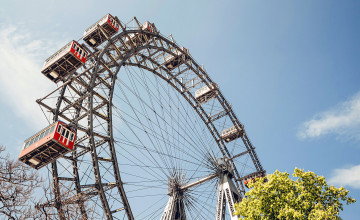 Blick von unten auf das beeindrucke Riesenrad mit strahlend blauem Himmel im Hintergrund