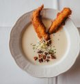 Krenschaumsuppe mit Räucherforellenstreifen