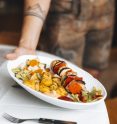 Ein Wirtshausklassiker: Grillspieß