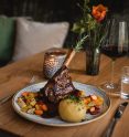 Lammstelze mit Knödel