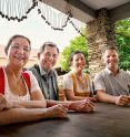 Mohnwirtfamilie im Hof