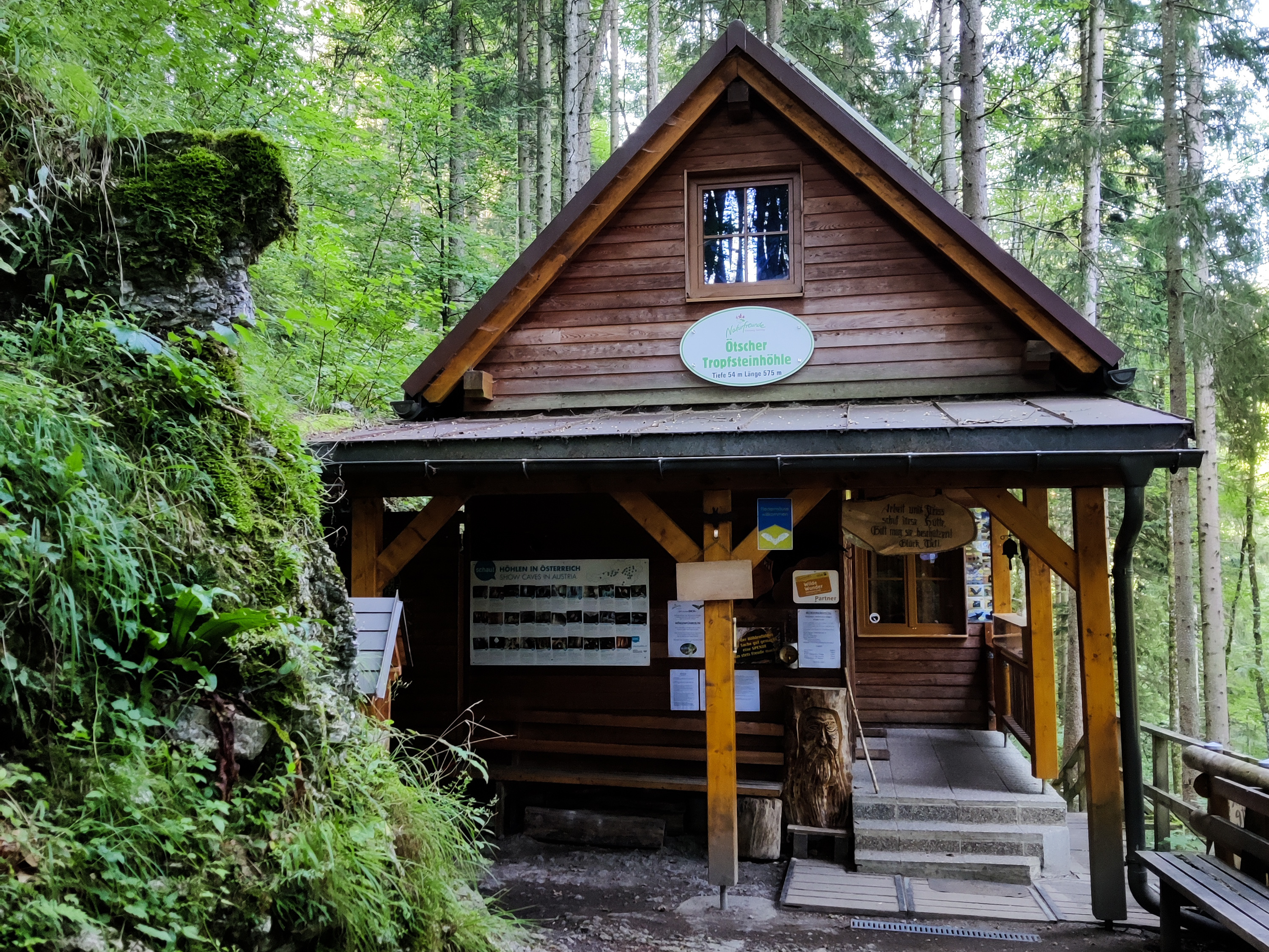 Die Hütte am Höhleneingang