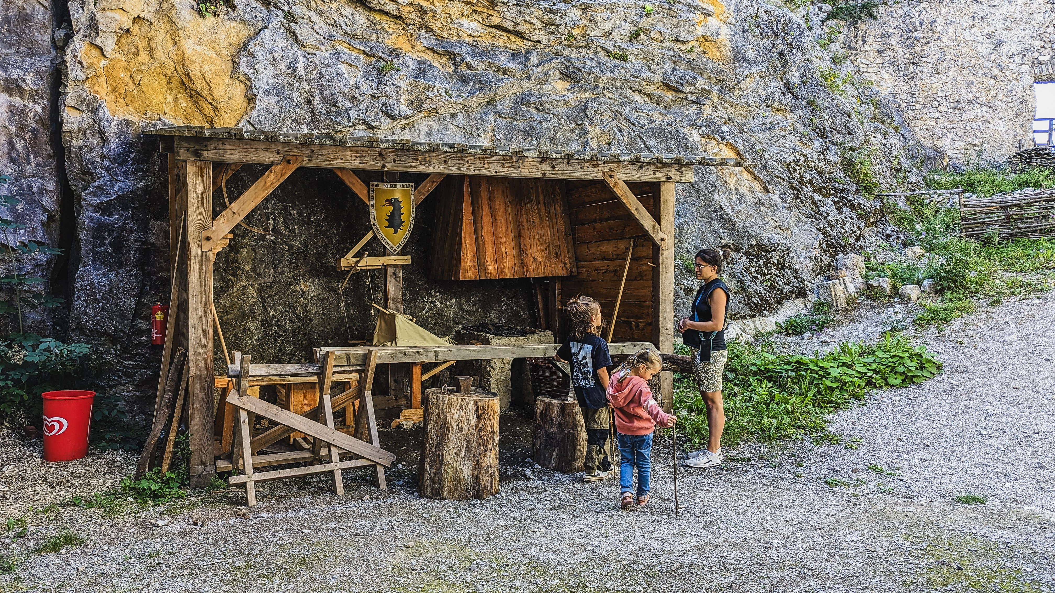 Familie vor einem hölzernen Ausstellungsstand