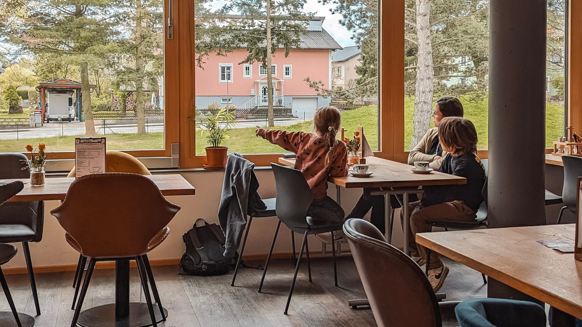 Familie frühstückt bei Tisch