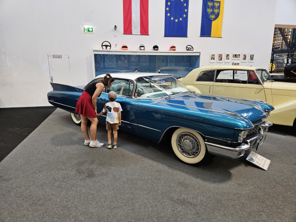 Blick auf eine Frau mit einem Jungen, die in einem Oldtimer blicken