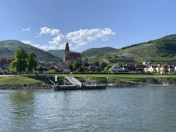 Blick vom Wasser auf die Landschaft