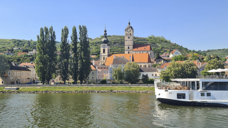 Blick vom Schiff auf Kirche