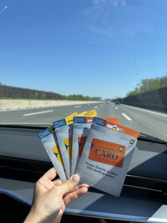 Hand hält vier NÖ-CARDS