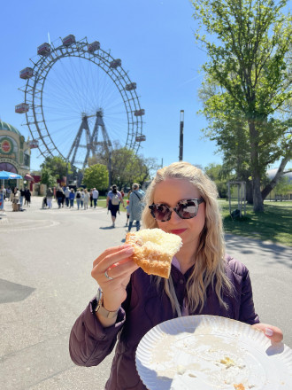 Person mit Langosch in der Hand vor Wiener Riesenrad
