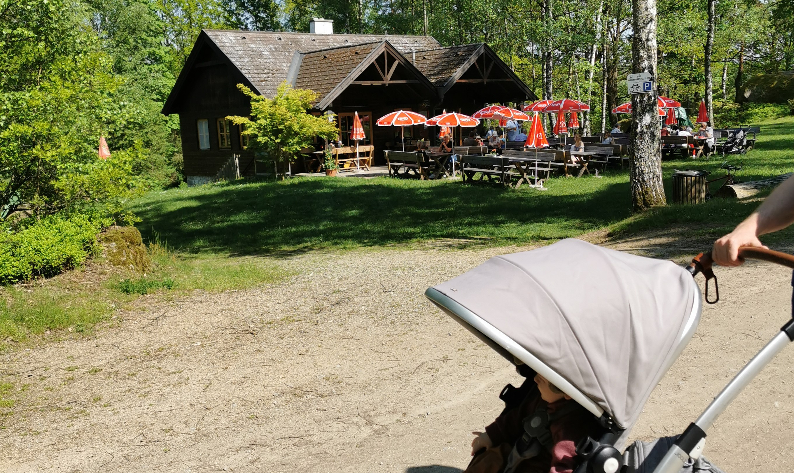 Familie bei Jausenstation