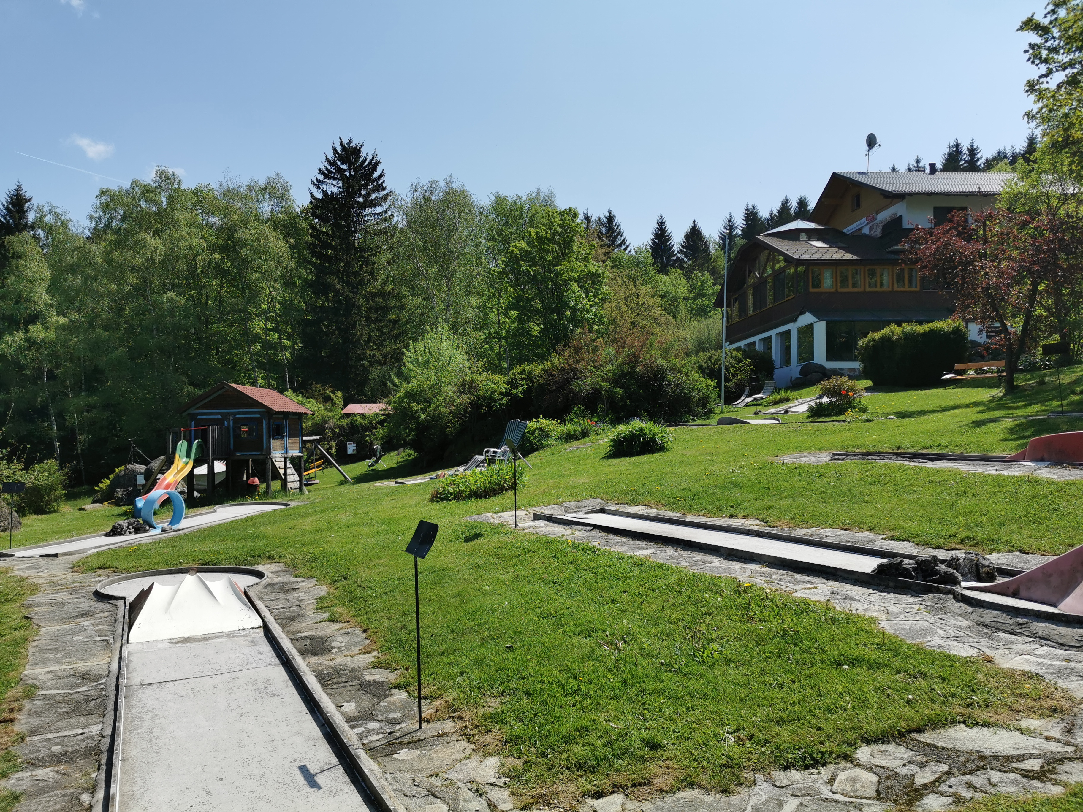 Minigolfbahn und Spielplatz