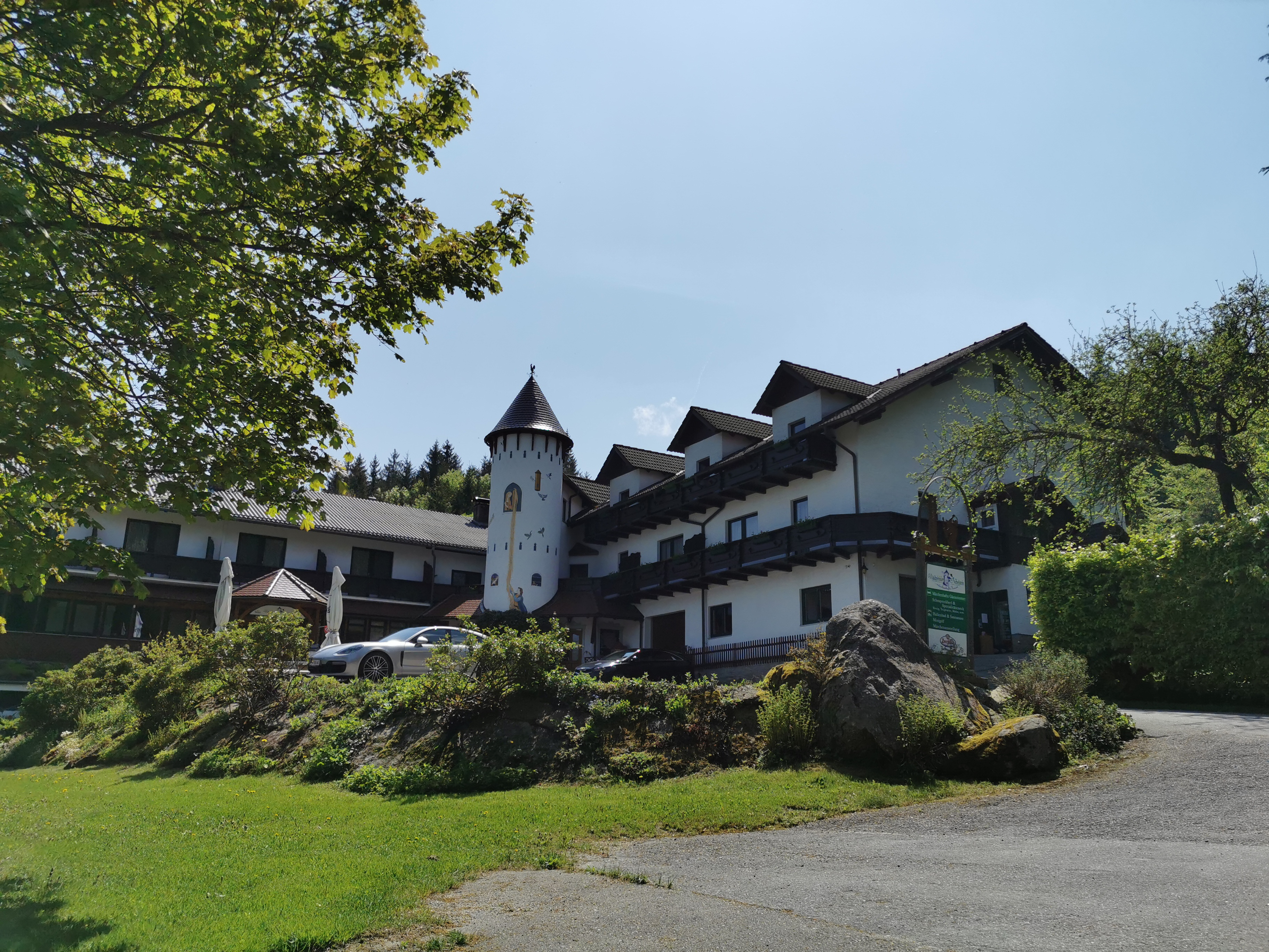 Hotel mit märchenhaftem Turm