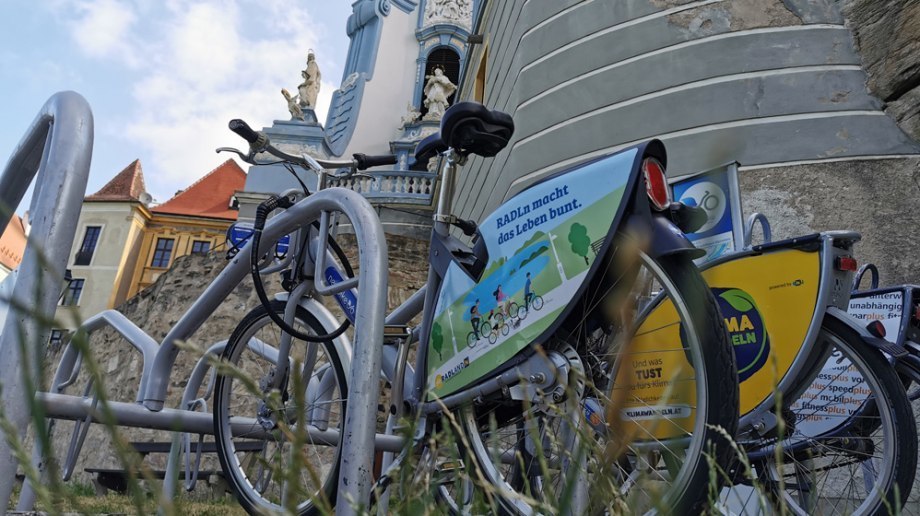 Die Fahrrad-Verleih-Station von Nextbike am Kremser Bahnhof, © Grassmann